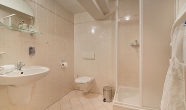 afbeelding van Standard Double or Twin Room-1 Double Bed and 2 Twin Beds Non Refundable Free WiFi Free breakfast