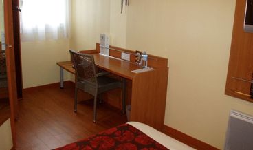 afbeelding van Quadruple Room-1 Double Bed and 2 Twin Beds Free self parking Free WiFi