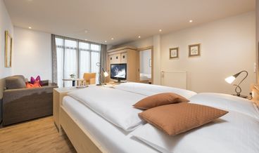 afbeelding van Family Room, 2 Bedrooms-2 Twin Beds and 1 Double Bed Free WiFi Free breakfast Free valet parking Free self parking