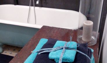 afbeelding van Romantic Double Room, Ensuite, Courtyard View (Lucie)-1 Queen Bed Non Refundable Free breakfast Free self parking