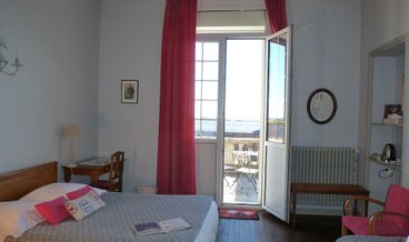 afbeelding van Quadruple Room-1 Double Bed and 2 Twin Beds Free breakfast Free self parking Free WiFi