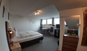 afbeelding van Triple Room, Mountain View-1 Double Bed and 1 Twin Bed Non Refundable Free WiFi Breakfast buffet Free self parking Free welcome drink