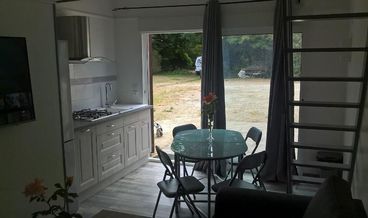 afbeelding van Family Studio, Non Smoking, Kitchen-1 Double Bed and 2 Twin Beds Free self parking Free WiFi