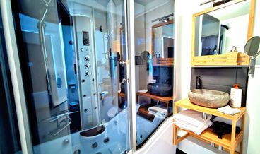 afbeelding van Deluxe Studio, Ensuite, City View-1 King Bed Non Refundable