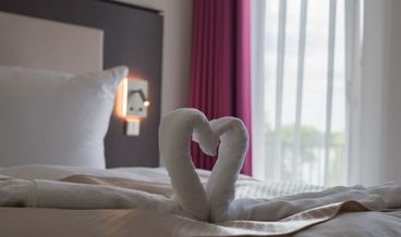 afbeelding van Classic Double Room, Partial Lake View-1 King Bed Free WiFi