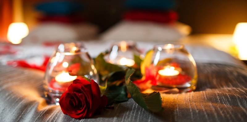 Rozenblaadjes op de hotelkamer: de ultieme romantiek 