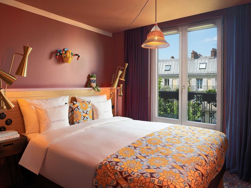 afbeelding van Medium with Balcony and Paris view