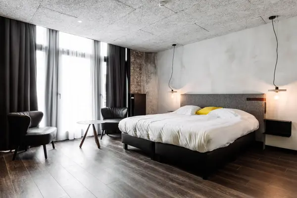 Upstairs Hotel - Small kamer - ROOM